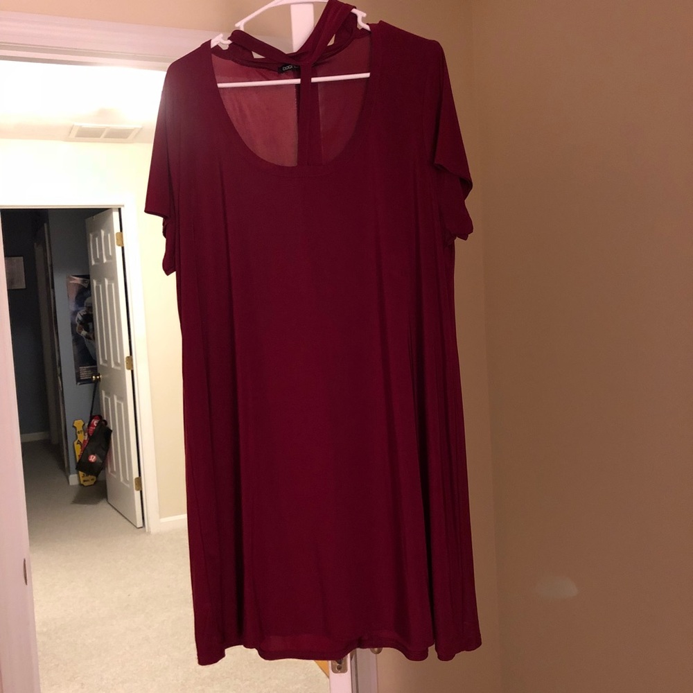 Maroon short sleeve choker neck dress